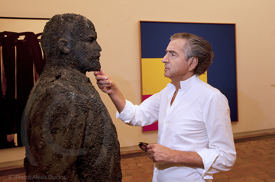 Bernard-Henri Lévy et la sculpture en Bronze de Lénine par Arman.
