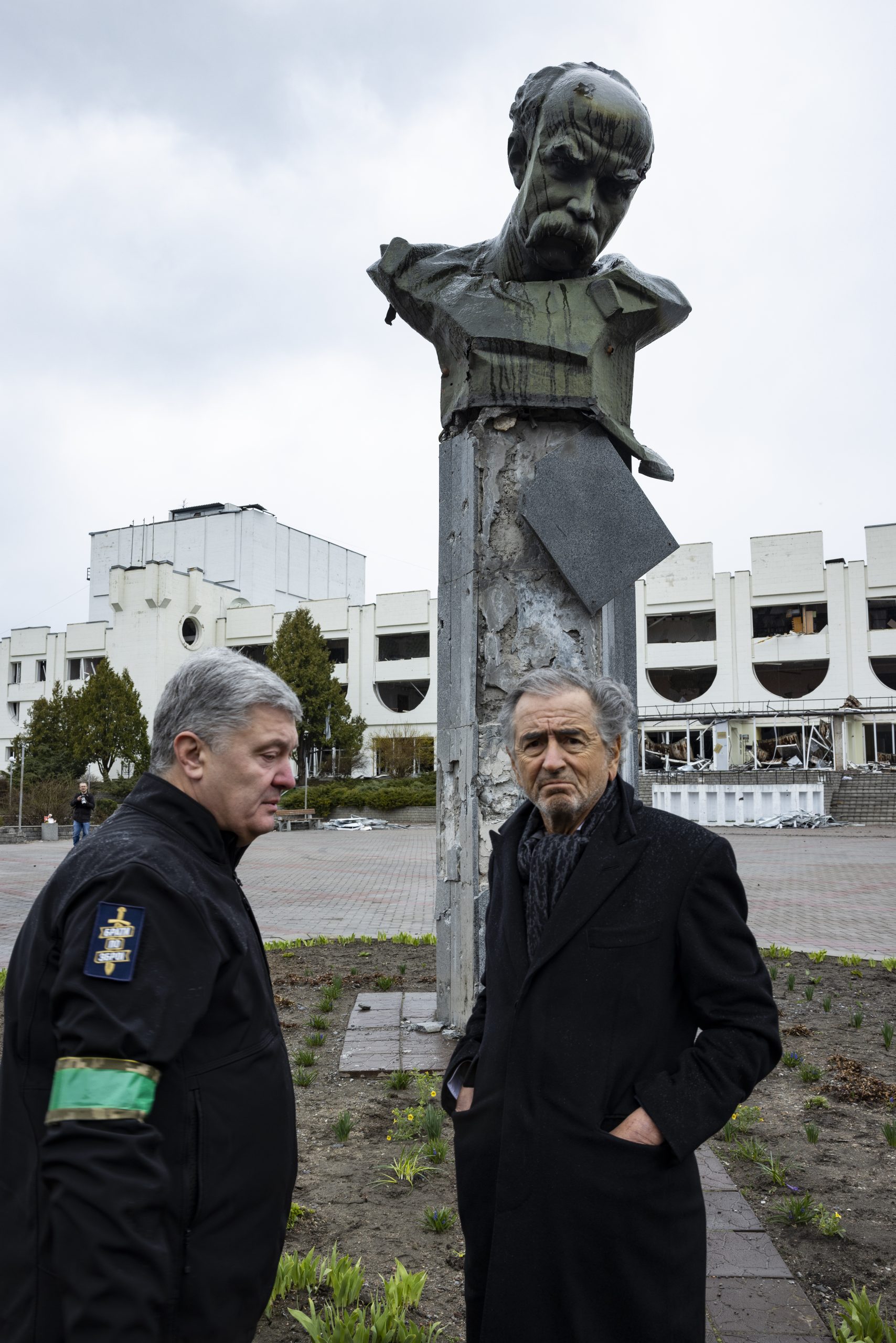 With Petro Poroshenko in Borodyanka, at the foot of the statue of the Ukrainian poet Taras Shevchenko which was vandalized and riddled with Russian bullets.