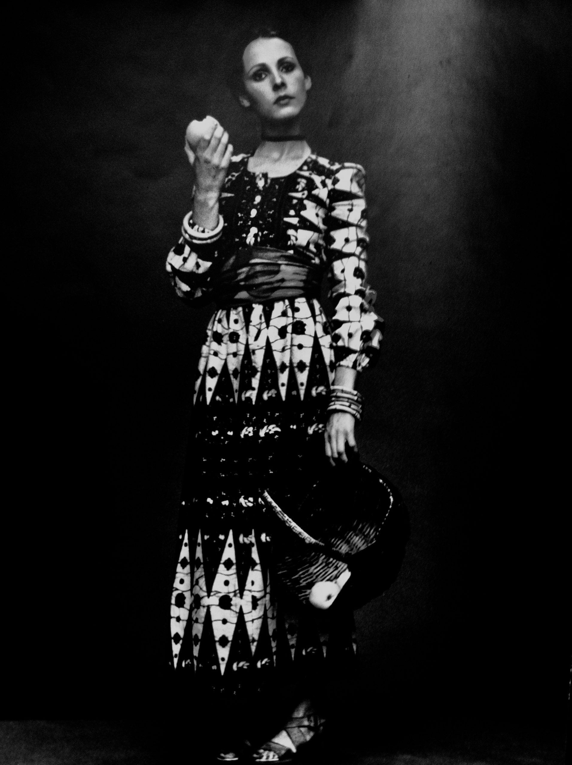 Portrait d'Isabelle Doutreluigne en noir et blanc