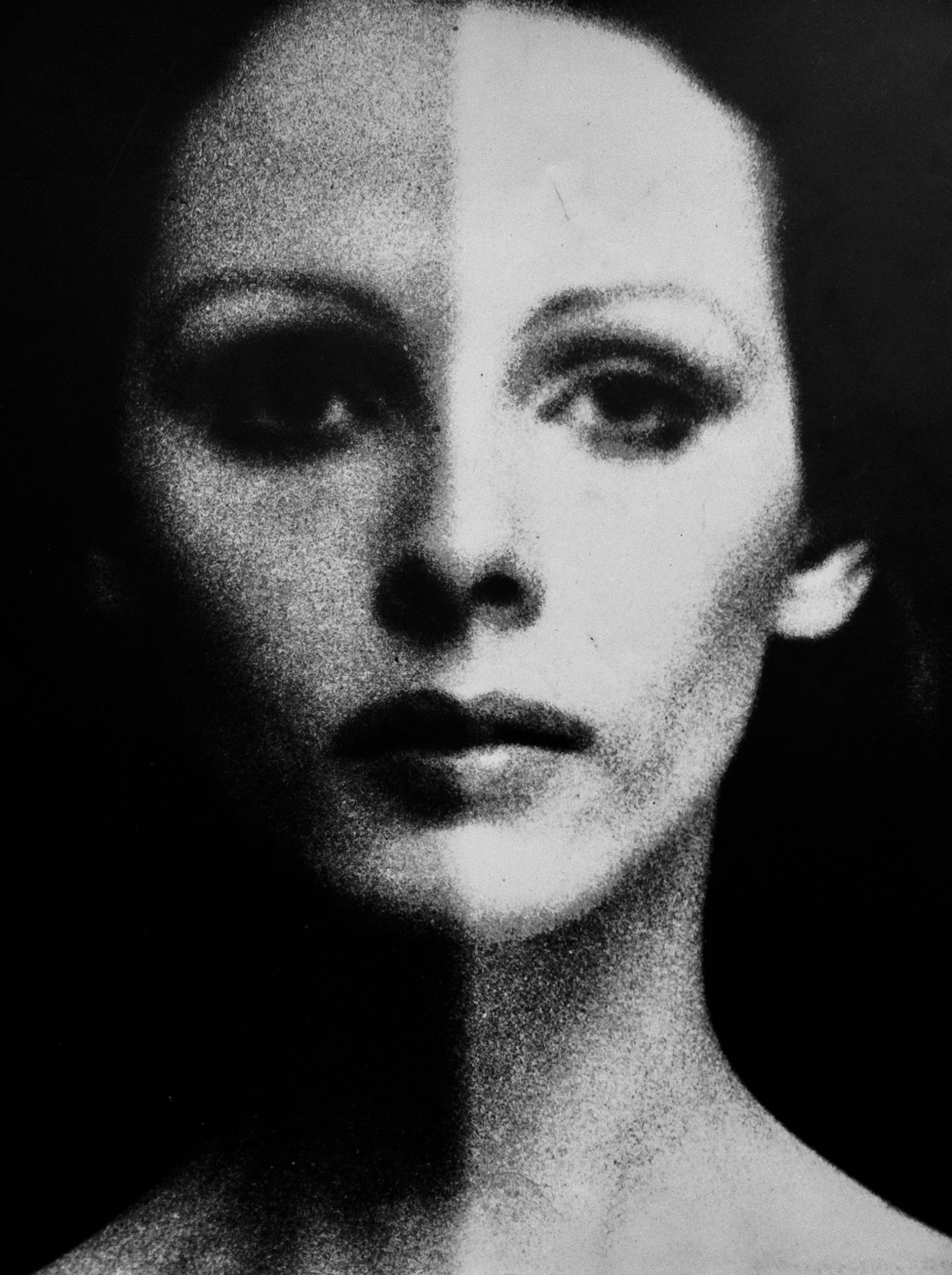 Portrait d'Isabelle Doutreluigne en noir et blanc
