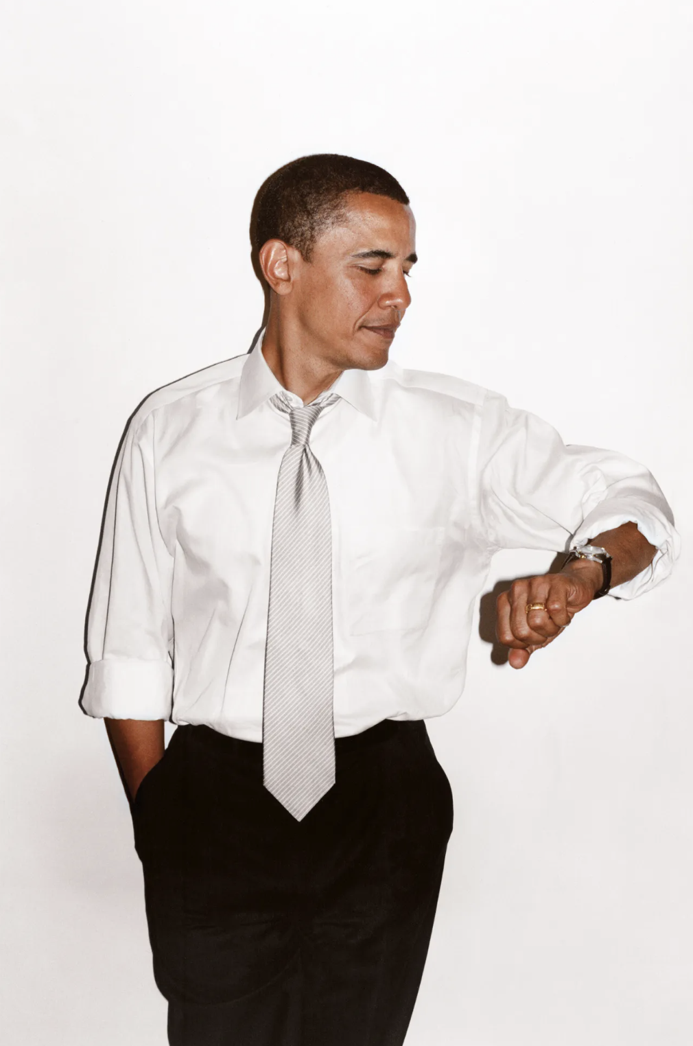 Portrait de Barack Obama qui regarde sa montre.