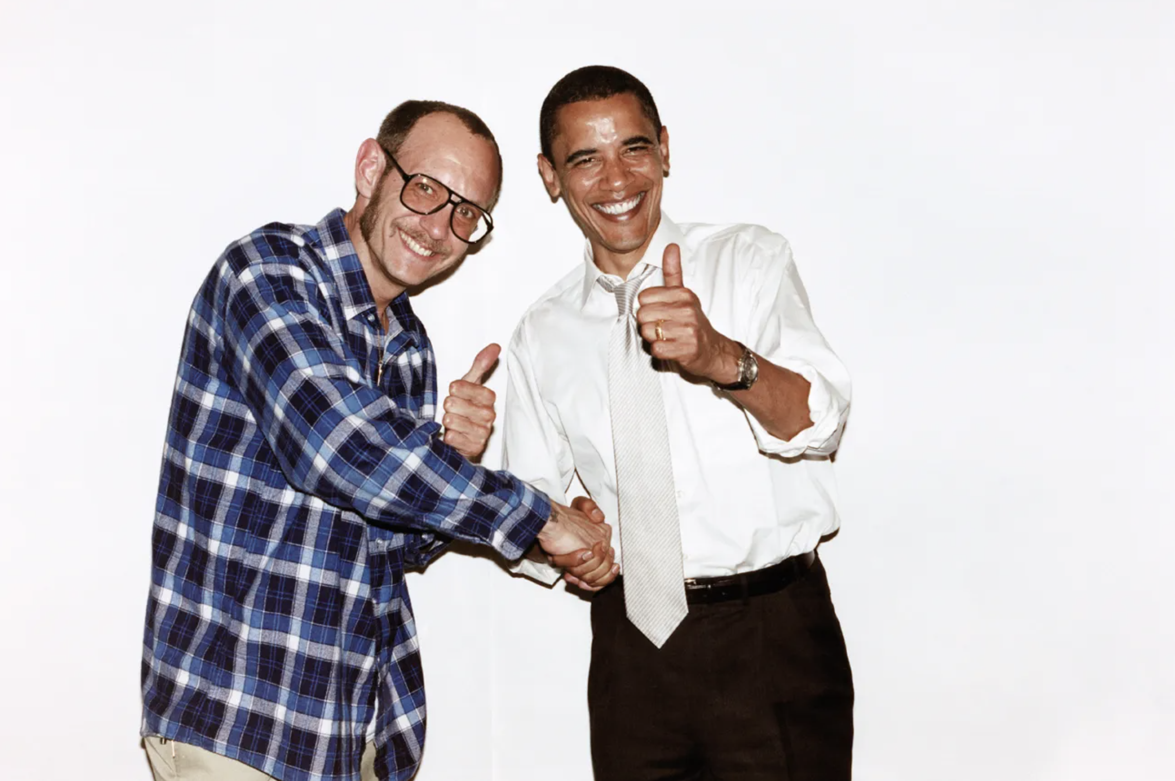 Barack Obama et Terry Richardson. se serrent la main.