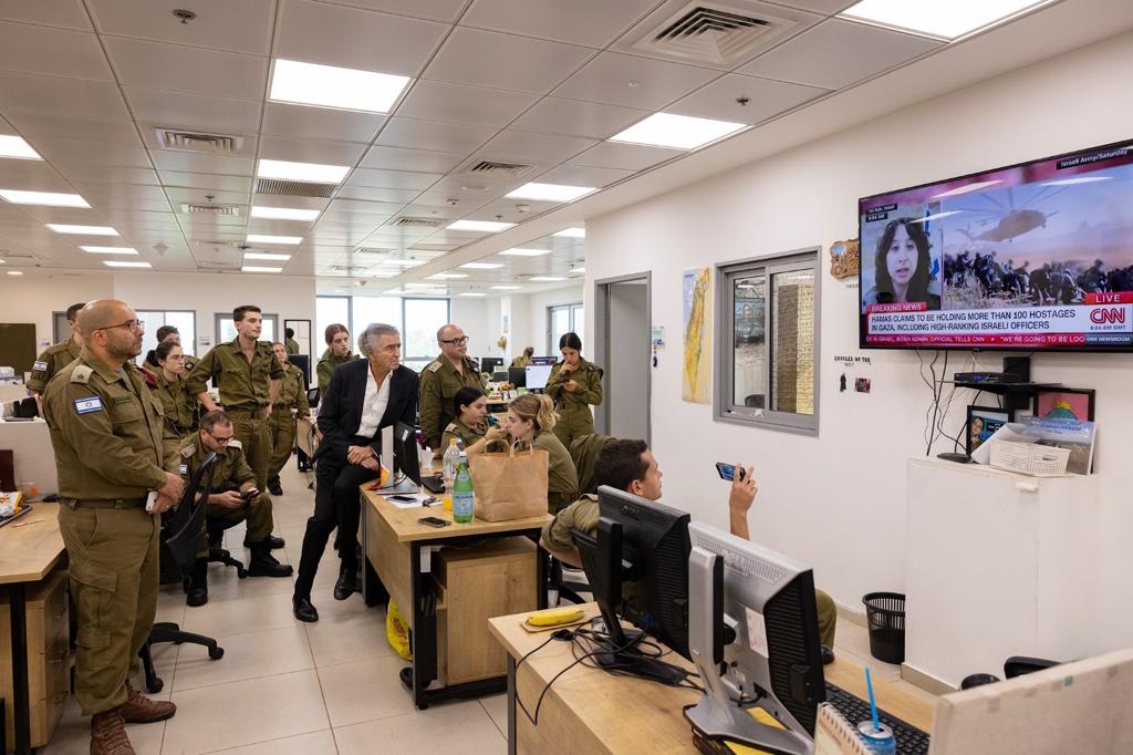 Bernard-Henri Lévy dans les bureaux de Tsahal, en octobre 2023. Avec l'administration militaire ils regardent les journaux télévisés.