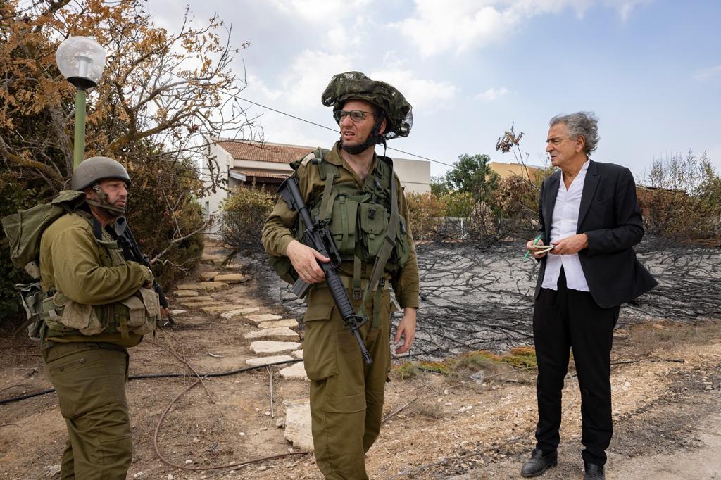 BHL avec une unité combattante israélienne dans le kibboutz de Kfar Aza.