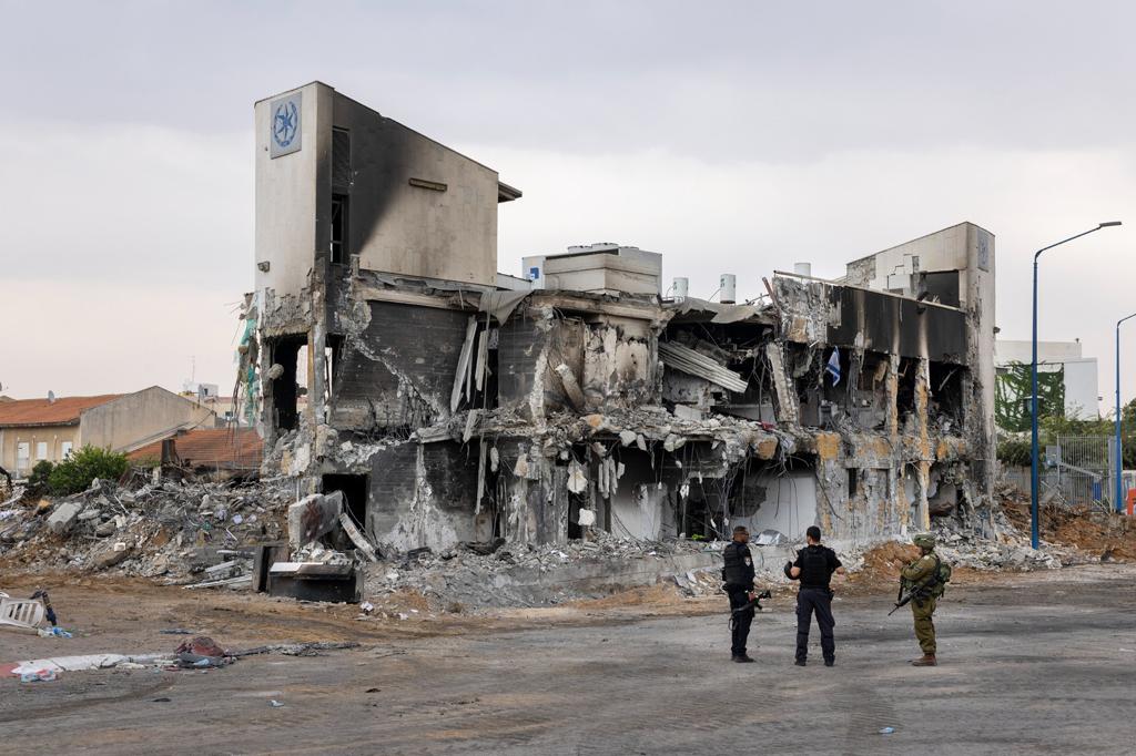 Le commissariat de Sderot en ruines après une explosion.