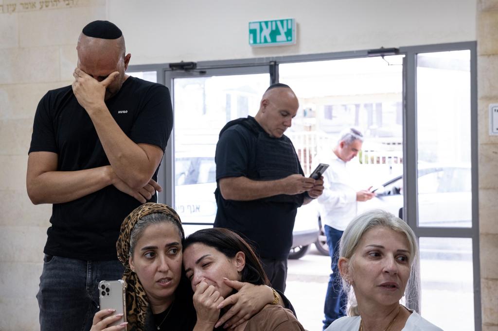 Les proches du chef des pompiers de Sderot pleurent dans le hall de la caserne.