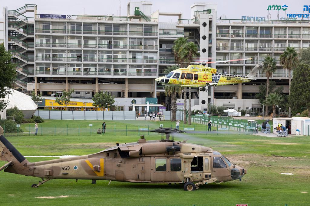 Le Soroka Medical Center de Beer Sheva, où des hélicoptères, militaires et civils, amènent des blessés