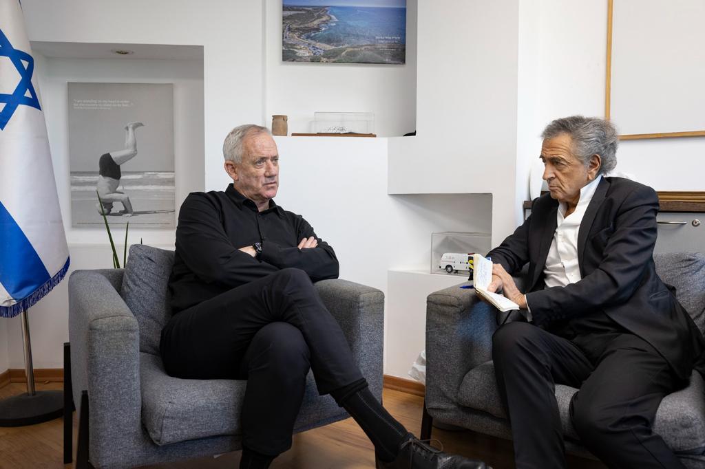 BHL et Benny Gantz, l'ancien Premier Ministre israélien, à Tel-Aviv. ils parlent assis dans un bureau.