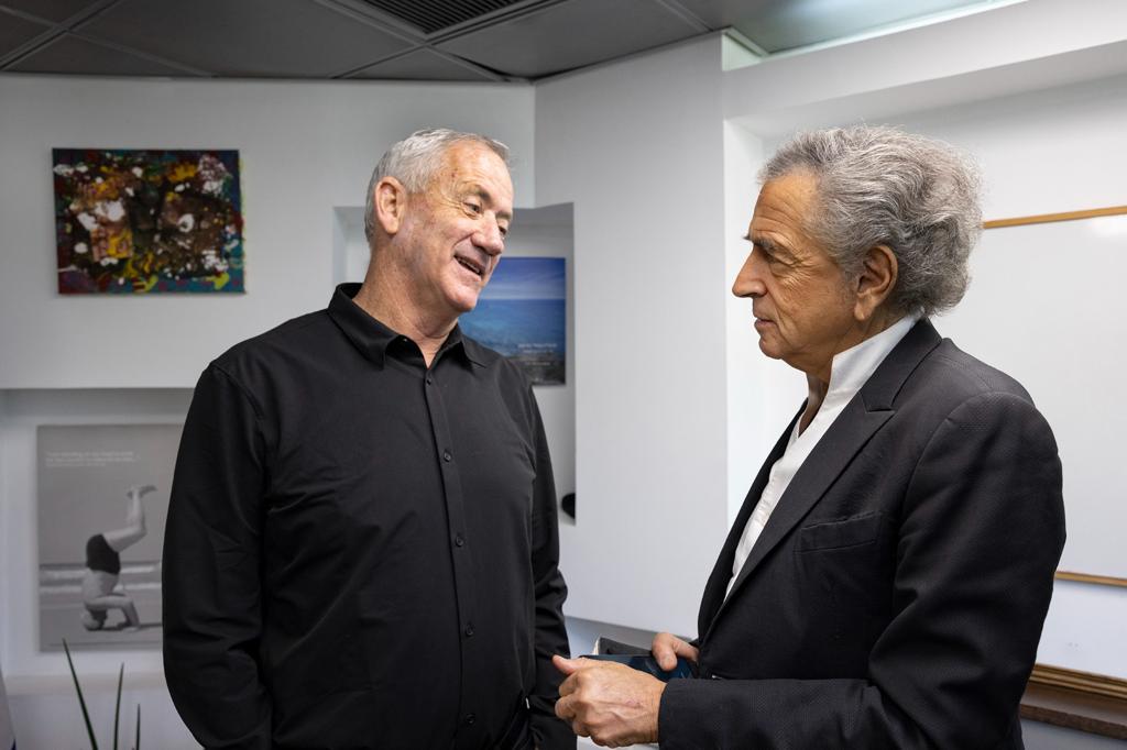 BHL et Benny Gantz, l'ancien Premier Ministre israélien, à Tel-Aviv. ils parlent assis dans un bureau.