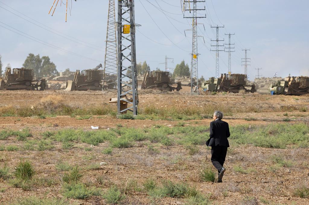 Les bulldozers antimines de Tsahal, au bord de la bande de Gaza. Bernard-Henri Lévy marche dans le champ en leur direction.