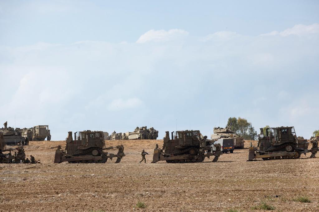 Les bulldozers antimines et les chars de Tsahal, au bord de la bande de Gaza.