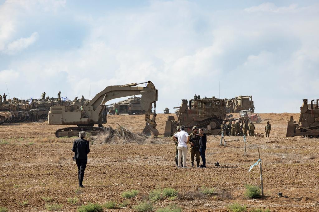 Bernard-Henri Lévy va à la rencontre des réservistes de Tsahal au bord de la bande de Gaza, où se positionnent les chars et les bulldozers antimines israéliens.