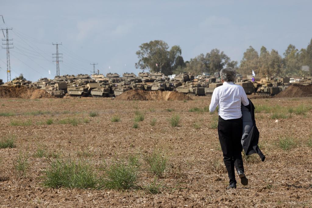 Les bulldozers antimines de Tsahal, au bord de la bande de Gaza. Bernard-Henri Lévy marche dans le champ en leur direction.