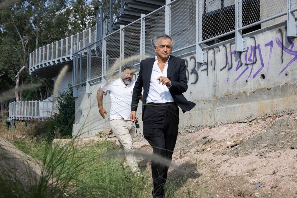 Bernard-Henri Lévy visite les kibboutzim d'Israël après le 7 Octobre, Il court.