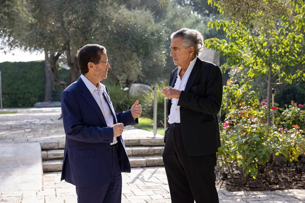 BHL et Issac Herzog, ils parlent dans un jardin.