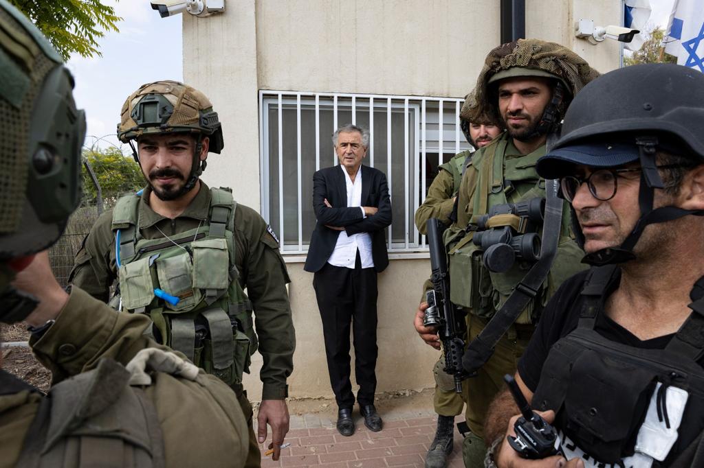 BHL avec une unité combattante israélienne dans le kibboutz de Kfar Aza.