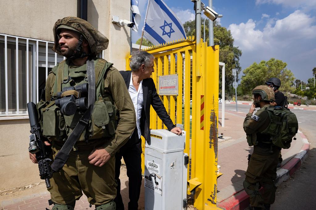 BHL avec une unité combattante israélienne dans le kibboutz de Kfar Aza.