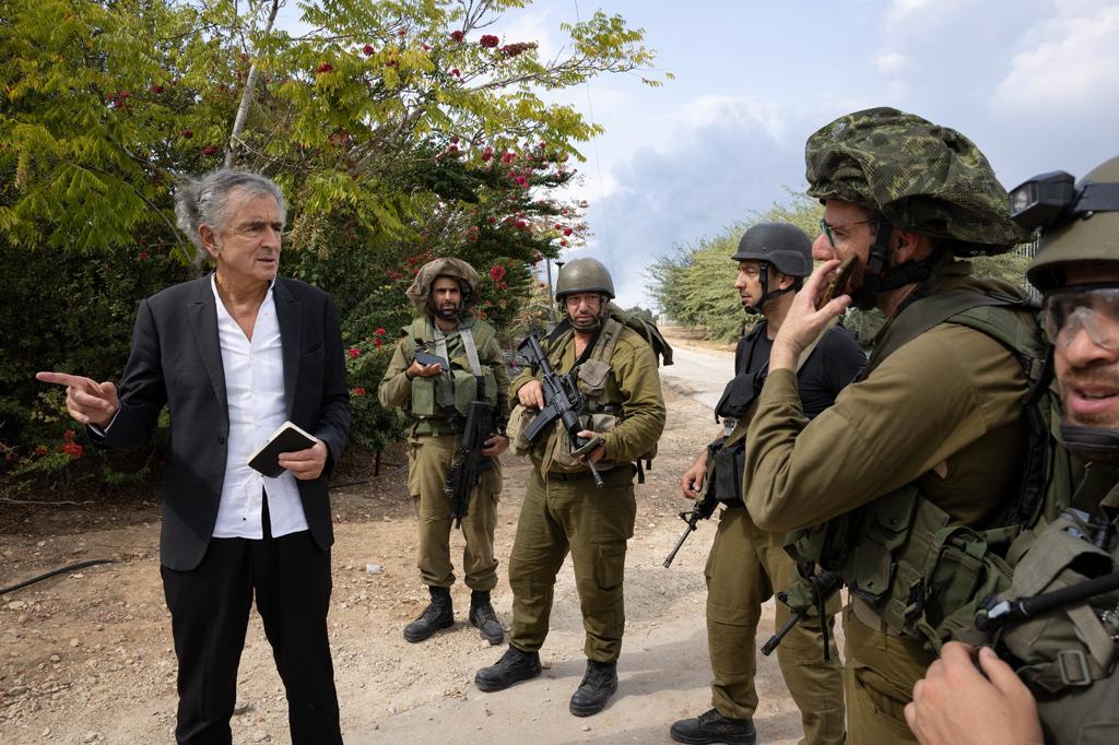 BHL avec une unité combattante israélienne dans le kibboutz de Kfar Aza.