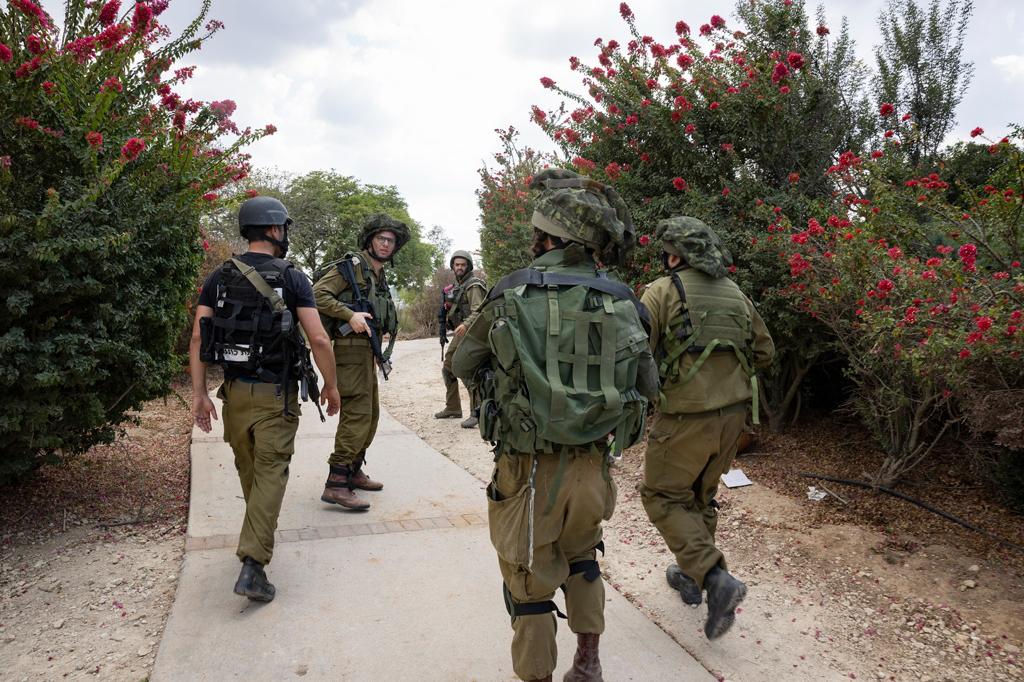 Une unité combattante israélienne dans le kibboutz de Kfar Aza.