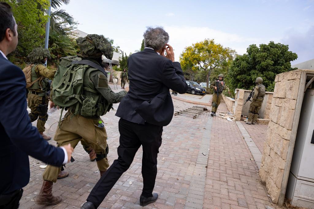 BHL avec une unité combattante israélienne en train de courir dans le kibboutz de Kfar Aza.