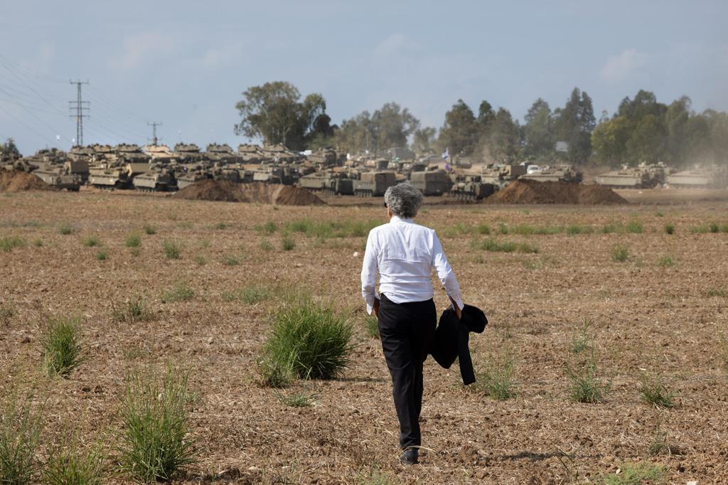 Bernard-Henri Lévy de dos marche versLes unités de Tsahal positionnées au bord de la bande de Gaza