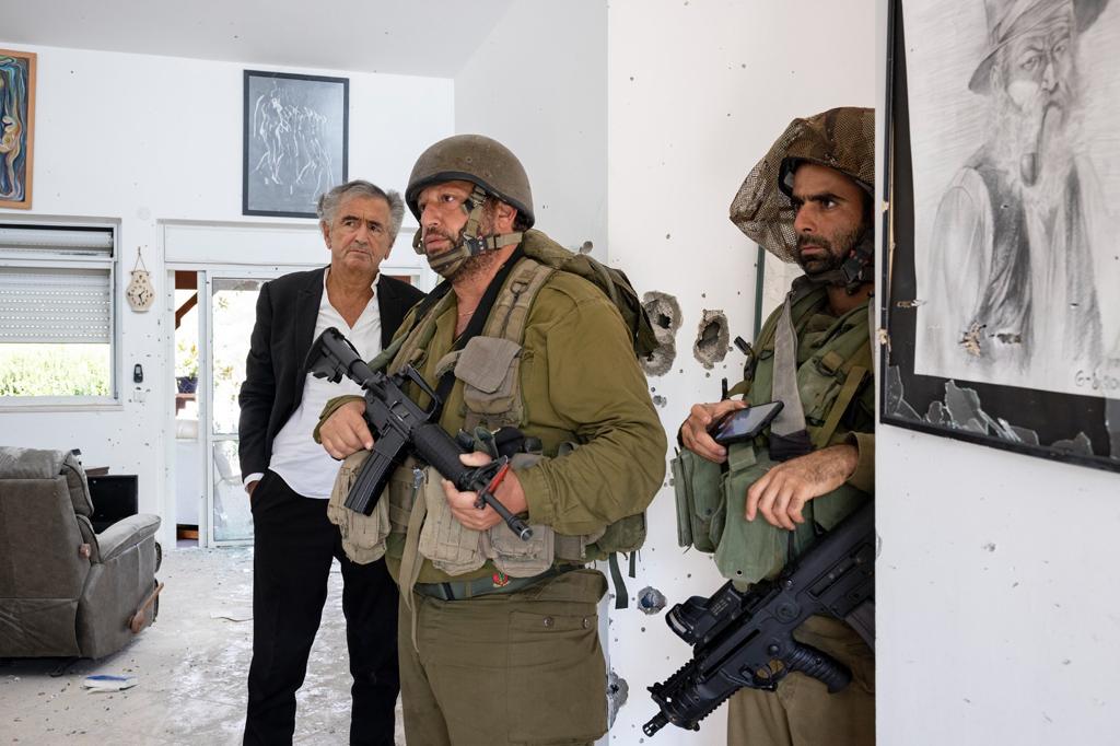 Bernard-Henri Lévy avec une unité combattante dans le kibboutz de Kfar Aza, dans une maison déserte.