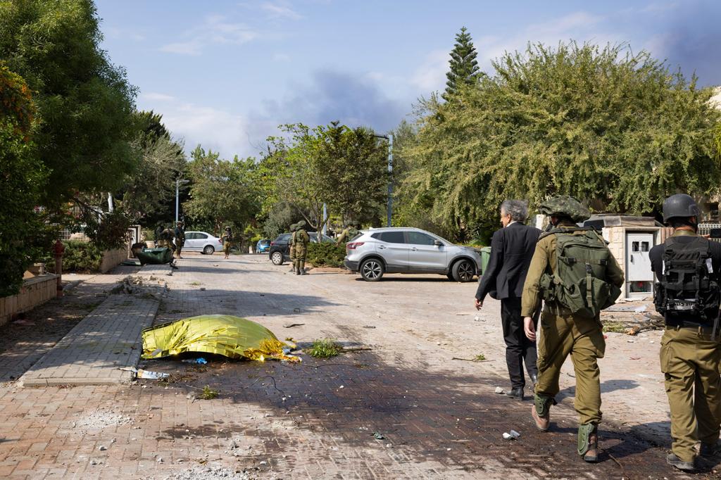 BHL avec une unité combattante israélienne dans le kibboutz de Kfar Aza.