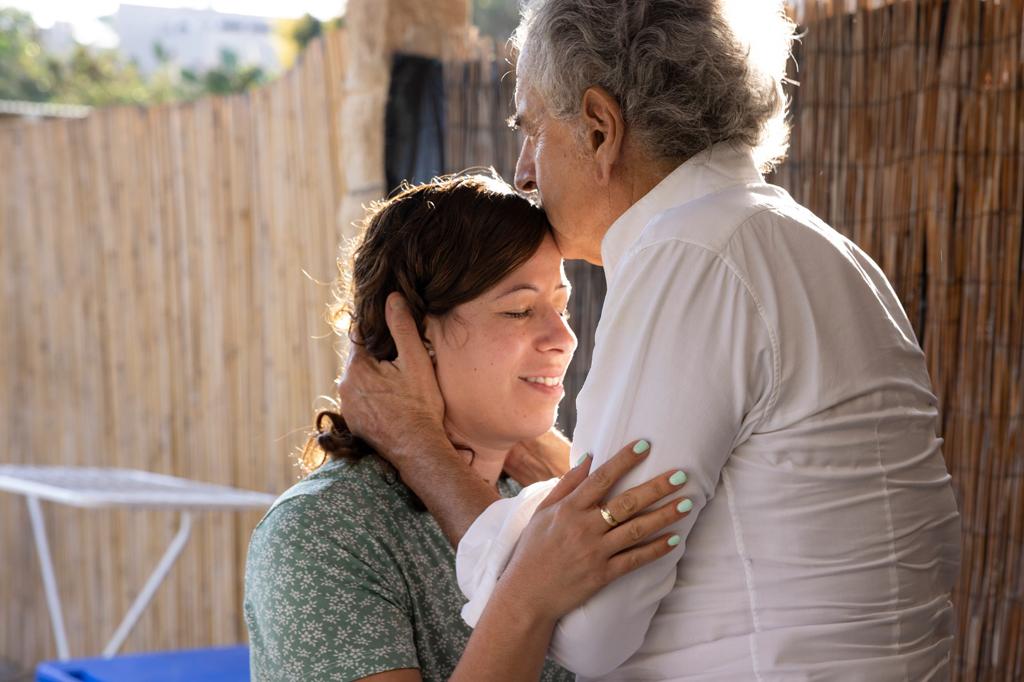 Bernard-Henri Lévy embrasse une femme sur le front.