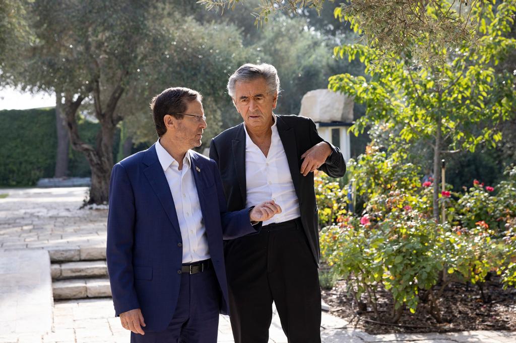 BHL et Issac Herzog, 11ème président de l'État d'Israël, à Jérusalem. Ils parlent dans un jardin.