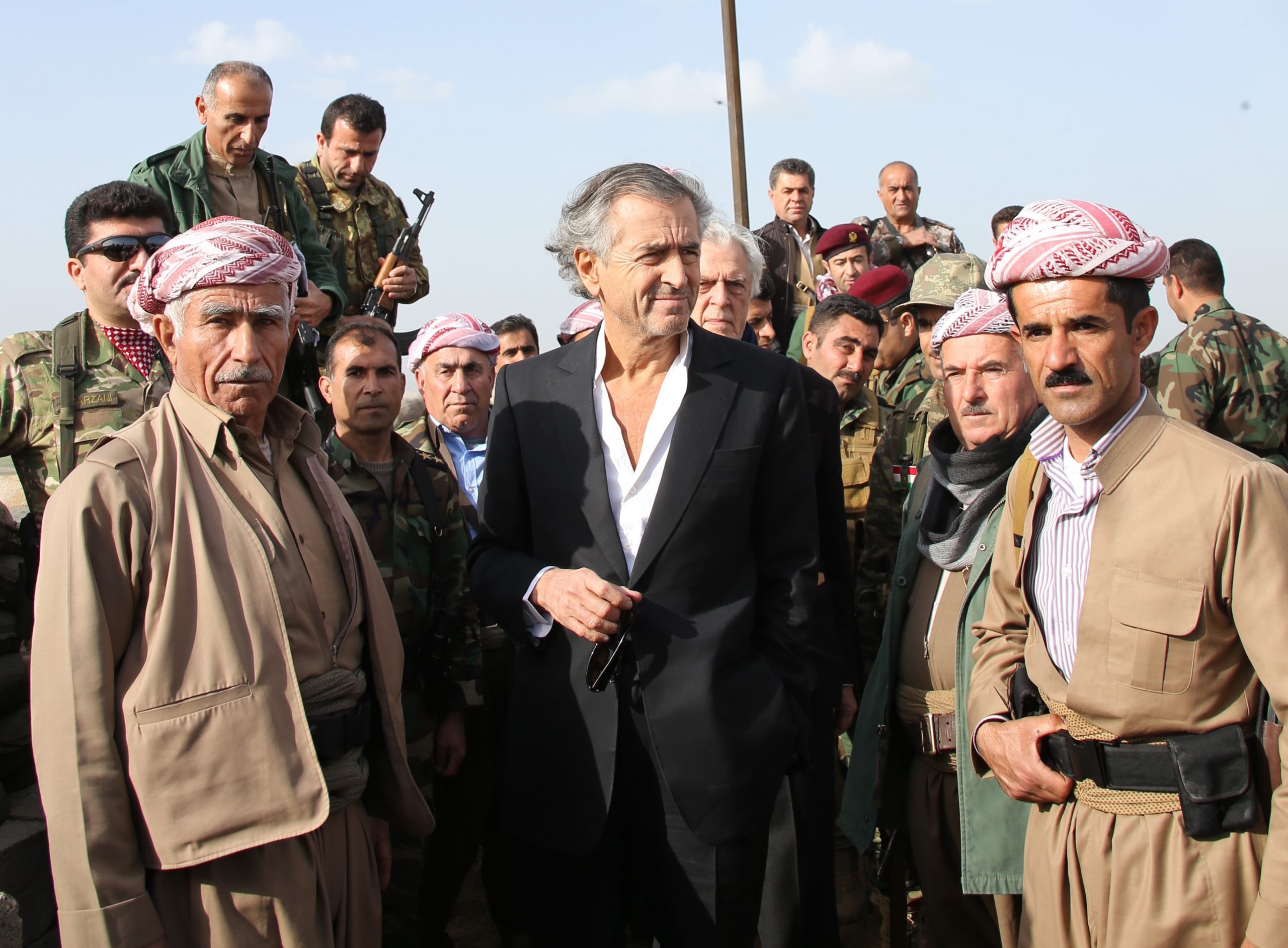 Bernard-Henri Lévy au Kurdistan irakien, avec les combattants Peshmergas du général Sirwan Barzani