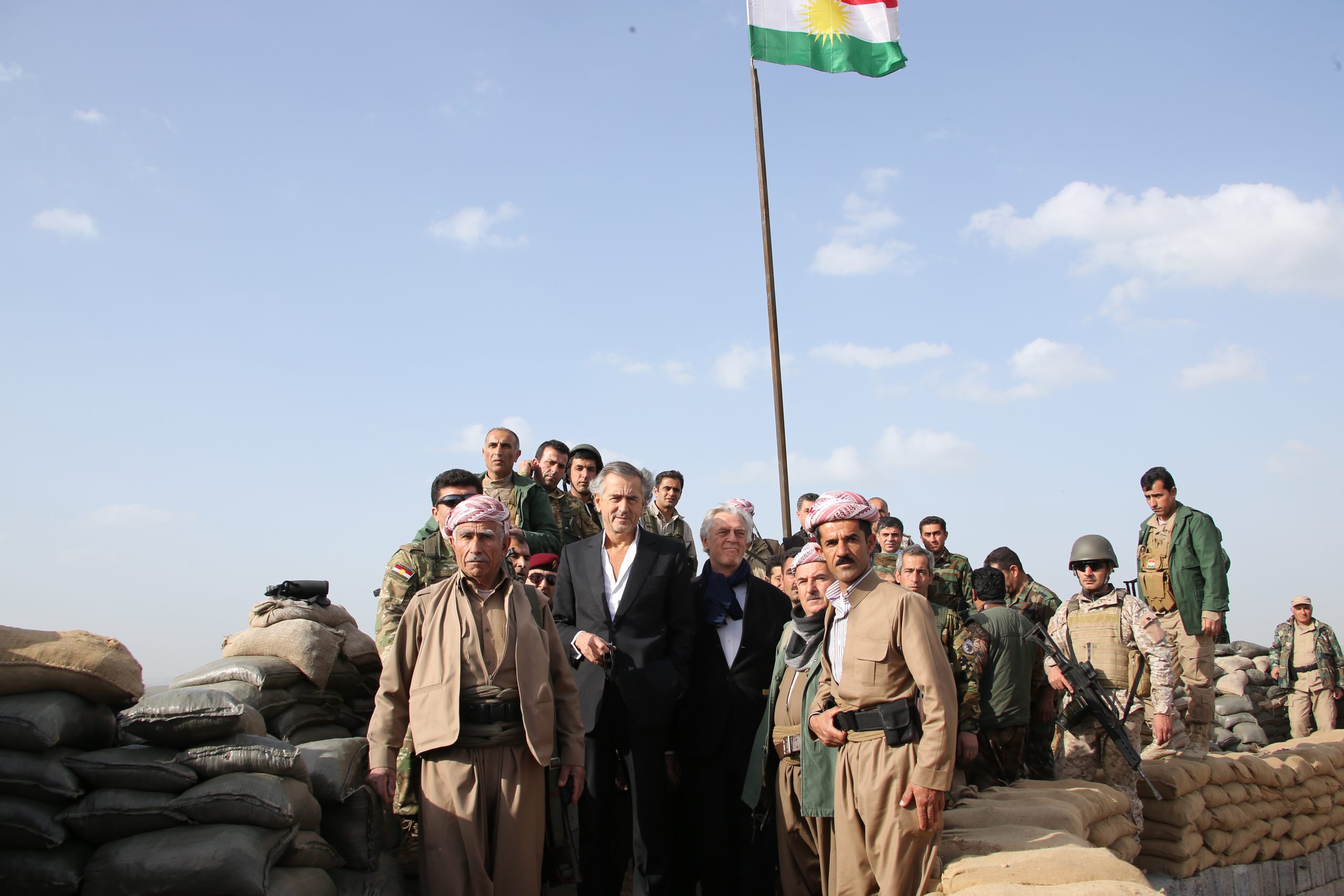 Bernard-Henri Lévy et Gilles Hertzog au Kurdistan irakien, avec les combattants Peshmergas