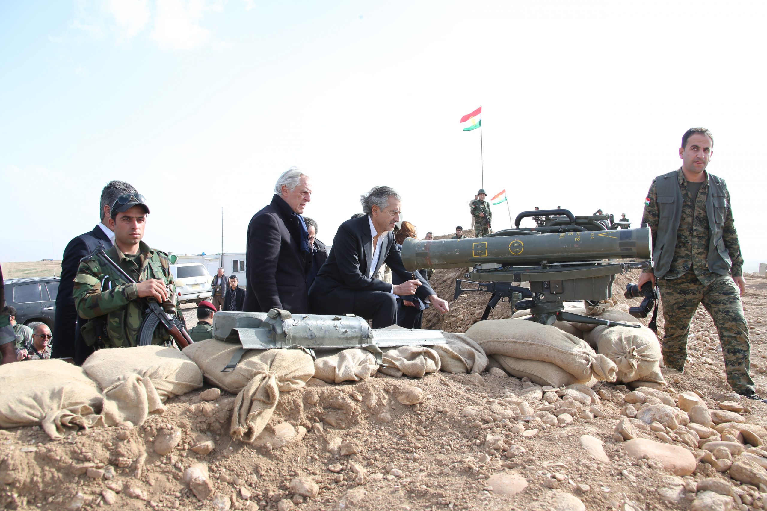 Bernard-Henri Lévy et Gilles Hertzog au Kurdistan irakien, avec les combattants Peshmergas.