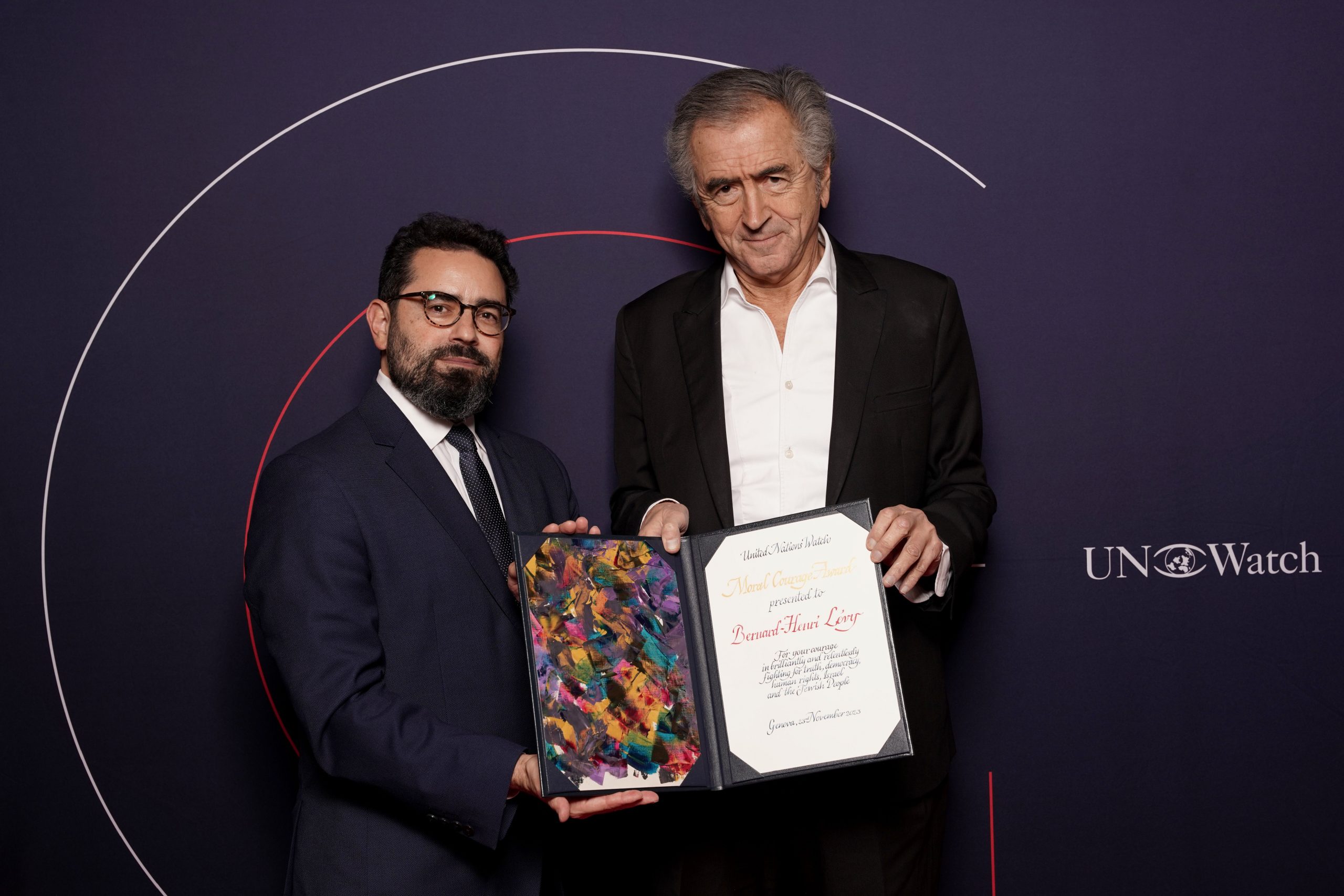 Bernard-Henri Lévy porte son prix, le Moral Courage Award, aux cotés de Richard Pasquier