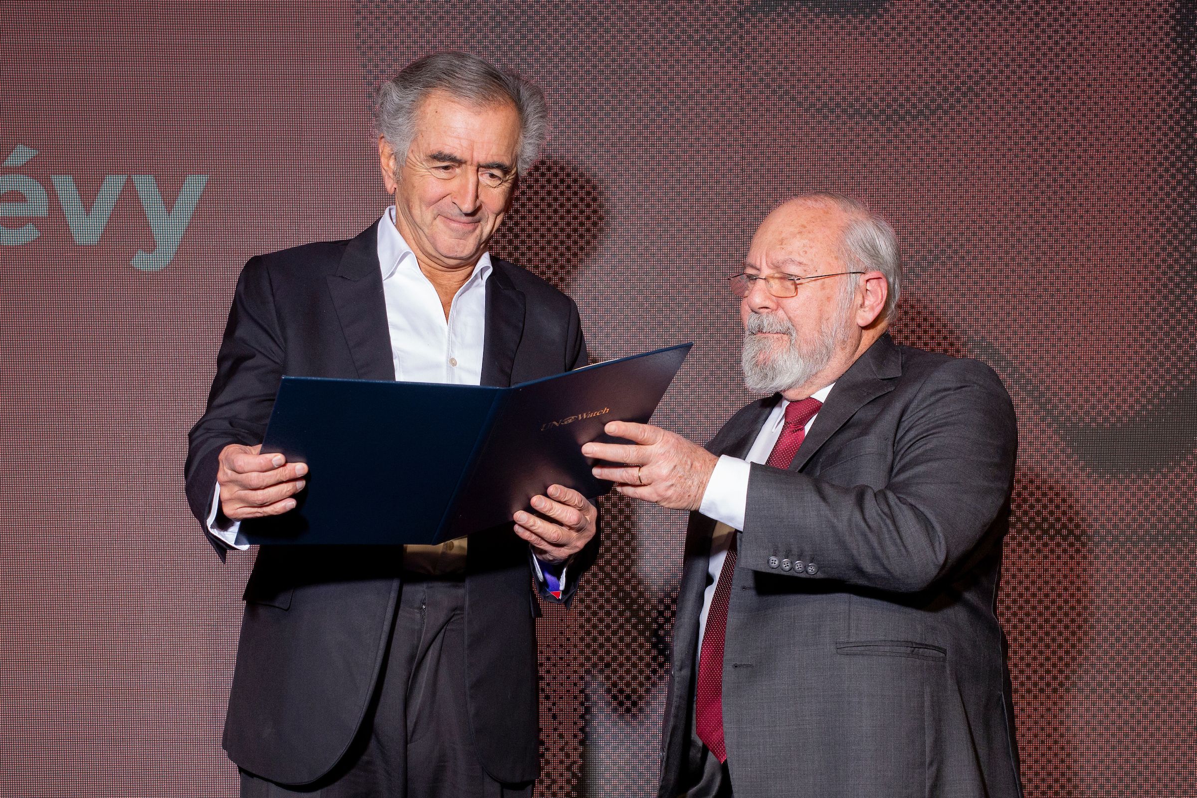 Bernard-Henri Lévy reçoit le Moral Courage Award des mains de Richard Pasquier