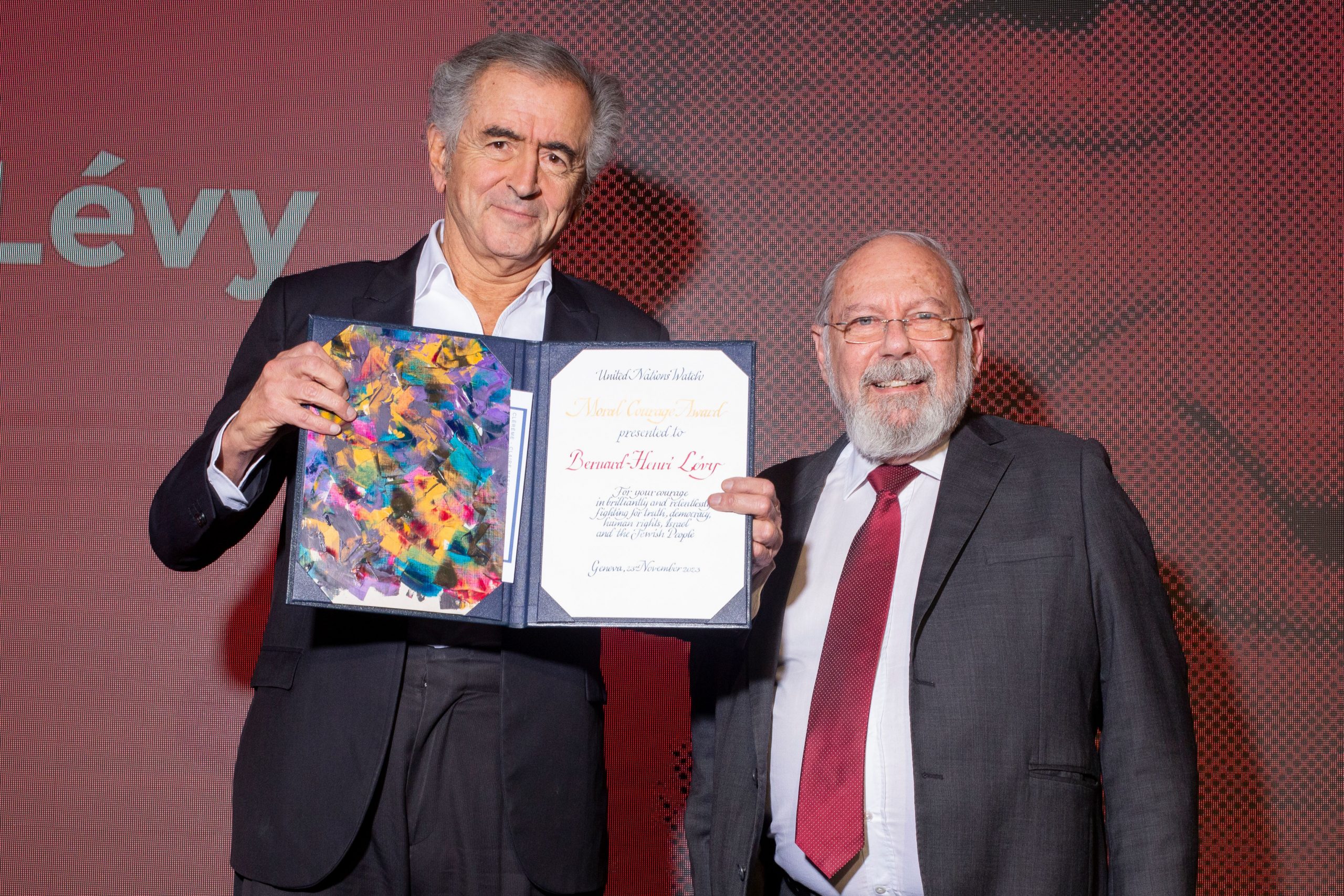 Bernard-Henri Lévy porte son prix, le le Moral Courage Award, aux cotés de Richard Pasquier
