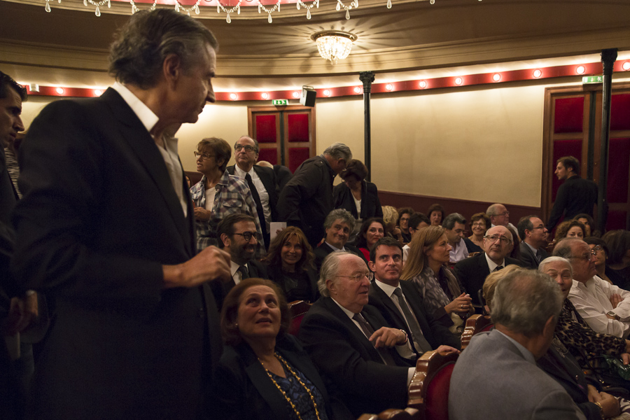 Manuel Valls dans le public du Théâtre de l'Atelier. Débout, près de lui, on voit Bernard-Henri Lévy.