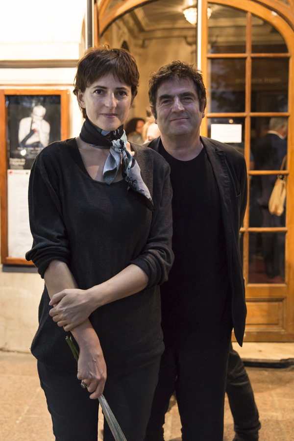 Romain Goupil et sa compagne devant le théâtre de l'Atelier.