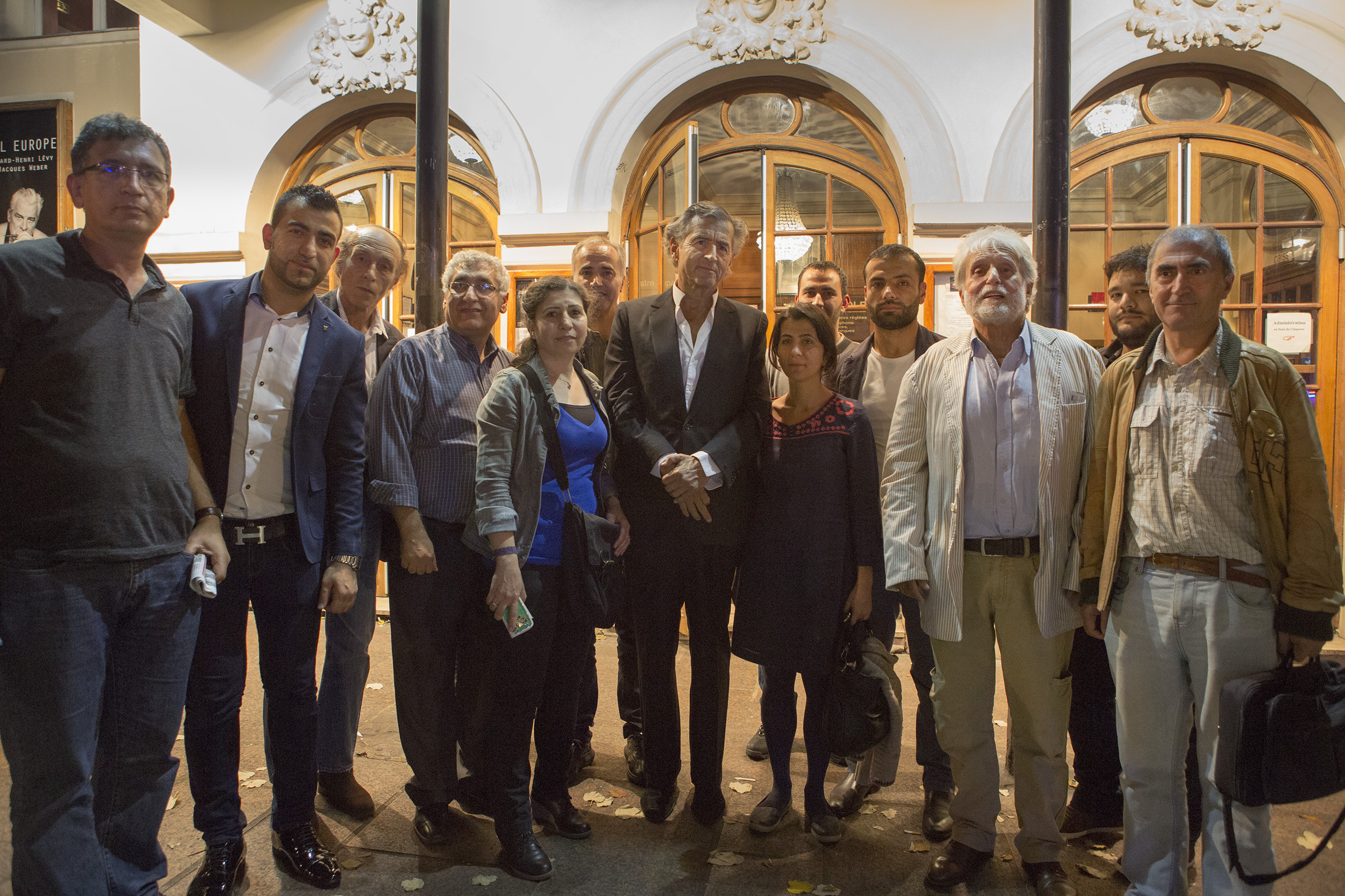 Après la représentation d'« Hôtel Europe », des militants kurdes et français (Bernard Schalscha et Jacques Berès) avec Bernard-Henri Lévy. Ils posent devant les portes du Théâtre de l'Atelier.