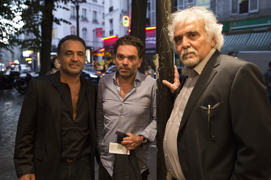 Yann Moix avec deux autres hommes.