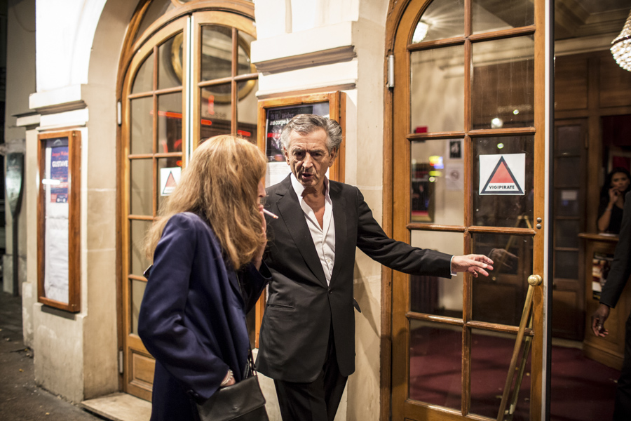 Bernard-Henri Lévy et Fanfan Glucksmann devant les portes du Théâtre de l'Atelier.