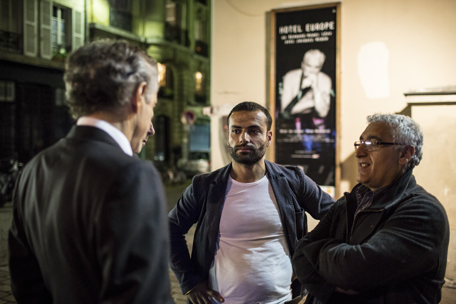 Bernard-Henri Lévy et Murat Ronî (Conseil démocratique kurde de France). Ils parlent devant le Théâtre de l'Atelier.