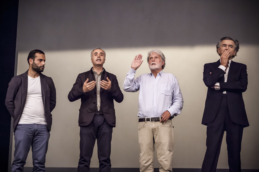 Murat Ronî, Adem Uzun, Jacques Berès, Bernard-Henri Lévy, sur la scène du Théâtre de l'Atelier.