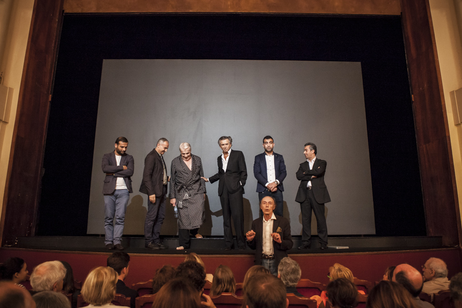 Murat Ronî, Adem Uzun, Jacques Weber, Jacques Berès, Bernard-Henri Lévy, Anthony Chamon, Daniel Auguste, Bernard Schalscha sur la scène du Théâtre de l'Atelier.