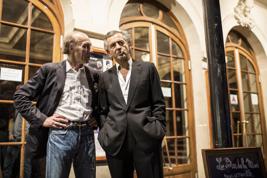 Bernard Schalscha et Bernard-Henri Lévy devant les portes du Théâtre de l'Atelier