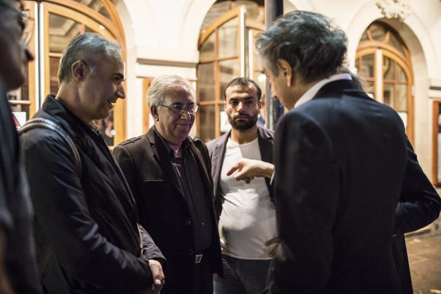 Adem Uzun (représentant du Congrès national du Kurdistan), Mehmet Ulker (Conseil démocratique kurde de France), Murat Ronî, Bernard-Henri Lévy. ils parlent devant le Théâtre de l'Atelier