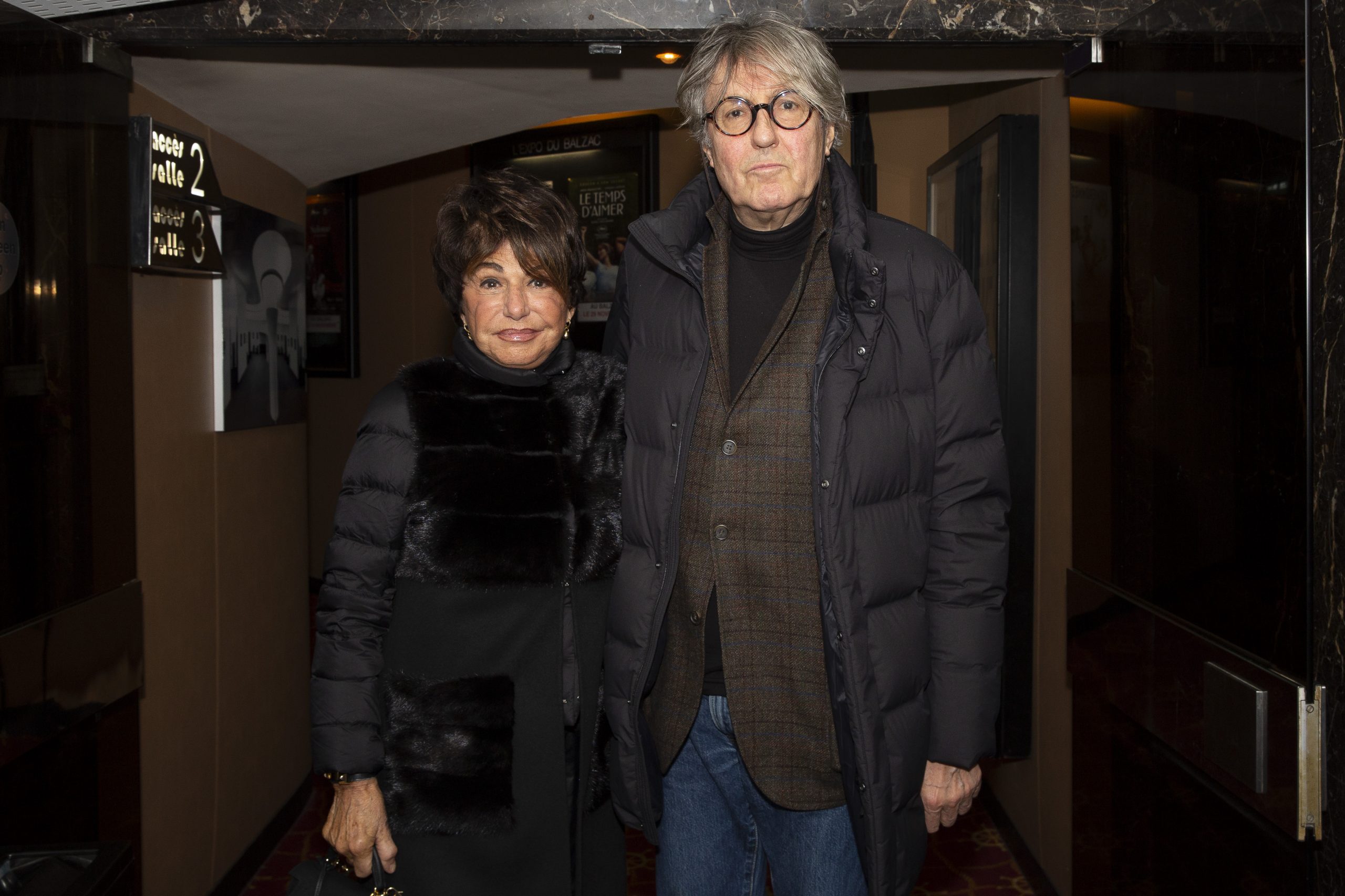 Jacques Martinez et sa femme dans les couloirs du cinéma