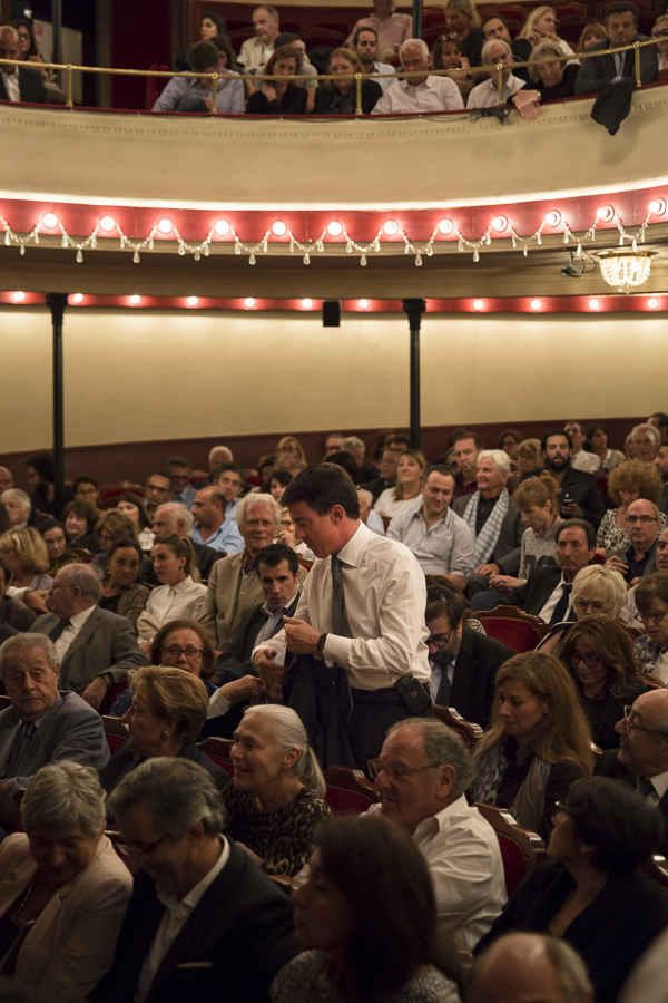 Manuel Valls debout dans le public du théâtre de l'Atelier.
