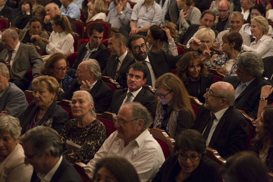 Manuel Valls assis dans le public du théâtre de l'Atelier.