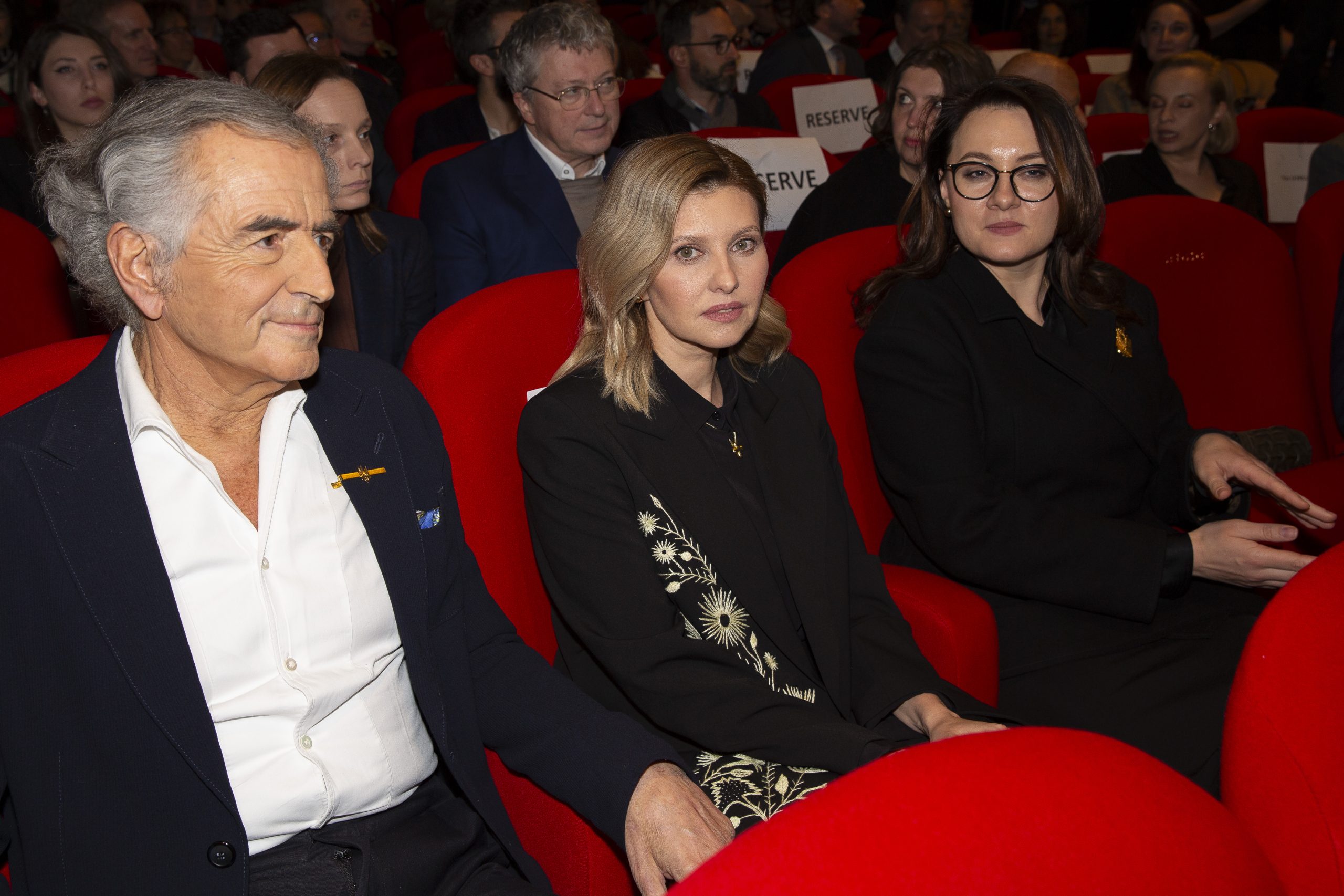 Olena Zelenska assis parmi le public du cinéma le Balzac, elle assiste à la projection du film de BHL qui est assis à côté d'elle