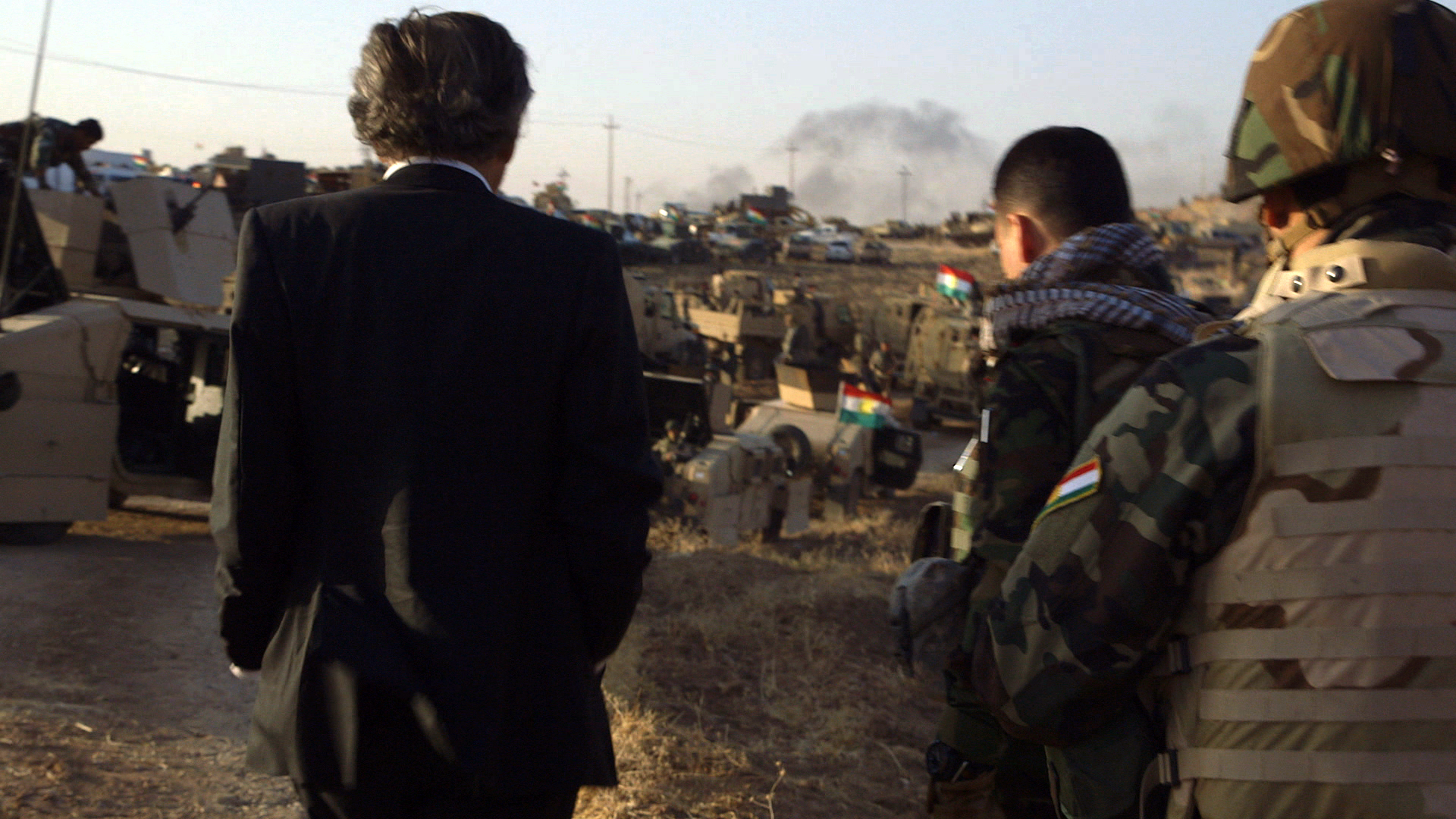 Bernard-Henri Lévy avec les Peshmergas, sur front du Kurdistan irakien, lors de la bataille de Mossoul.